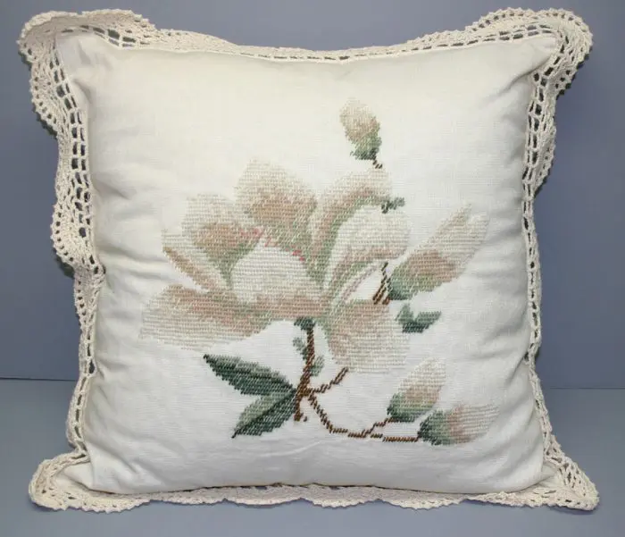 Needlepoint pillow Magnolia image061d