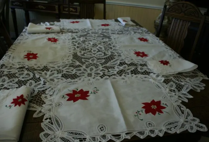 Batten Poinsettia Plate setting