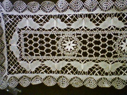 Butterfly Cluny Lace runner
