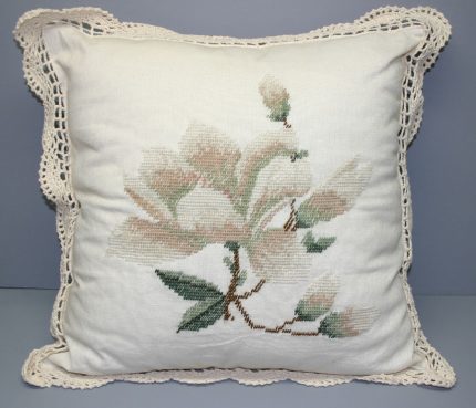 Needlepoint pillow Magnolia image061d