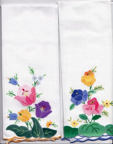 wAppliqué Tulips and Wild Roses Scallop Guest Towel