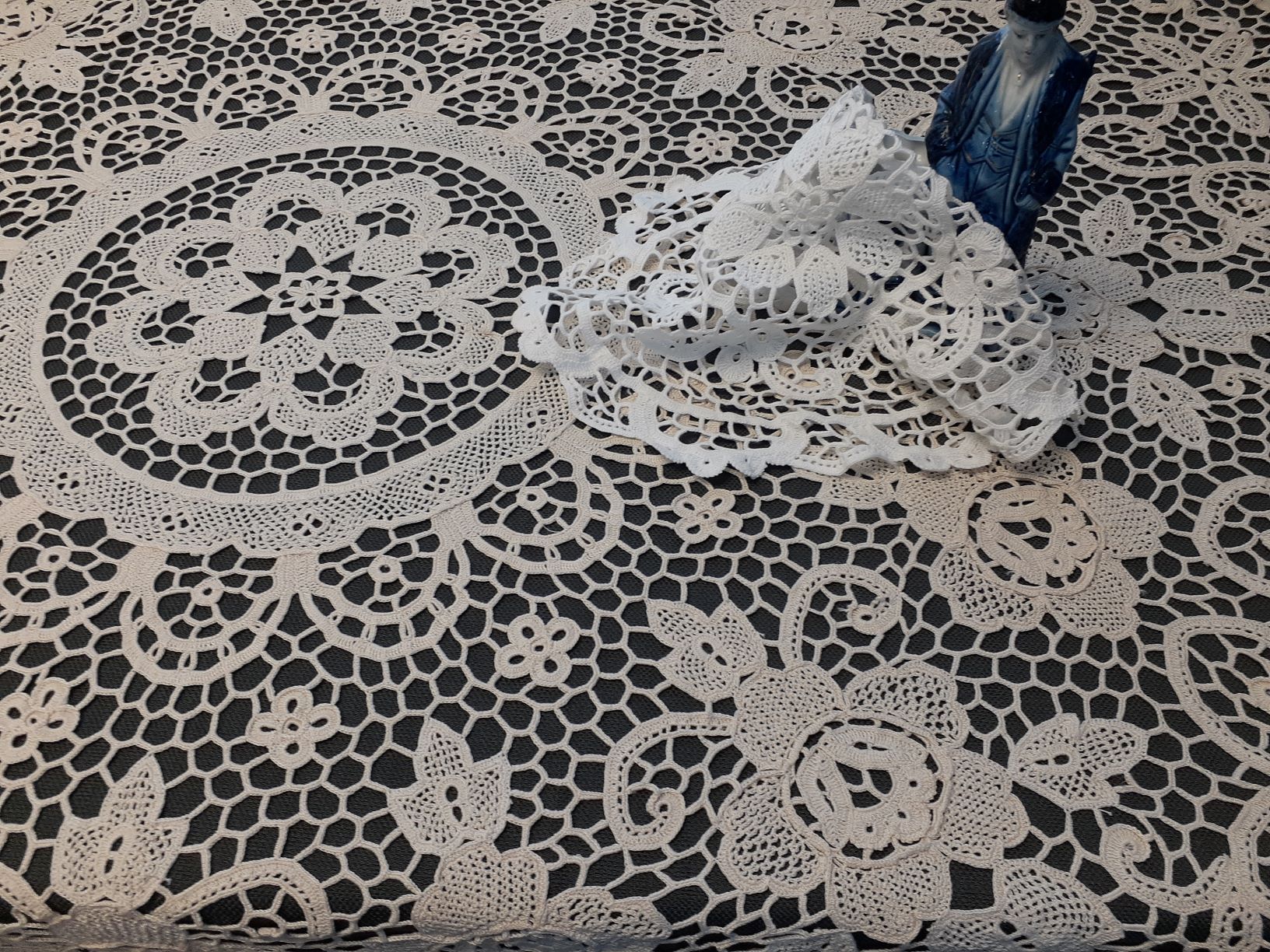 Italian Crochet Lace Venetian-Style Vintage Ecru 60 Round tablecloth