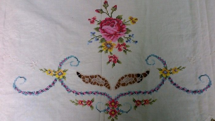 wP45B Venetian Lace & Cross stitch Roses Round BB75