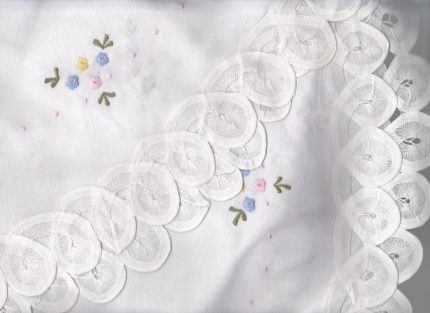 wPetits Fleurs & Lace-White 4622 Round