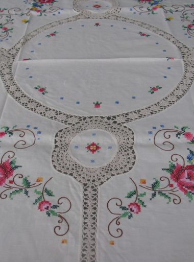 wRoyal-Albert-Old-Rose-Round-Tablecloth-ta3281