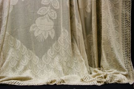 Peacock lace hand-loom cotton room divider for small spaces