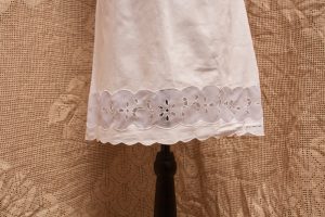 With this eyelet pencil skirt white straight skirt, classic Nine-to-five dressing gets a modern update.Comfortable to wear from desk to evening.