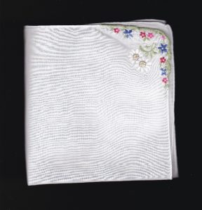 Green edge Daisies-Dainty Swiss embroidery daisies handkerchief