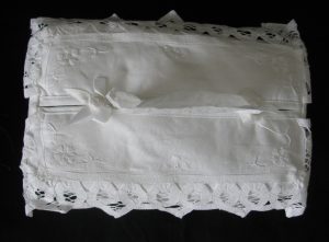 White 100% Cotton Handmade Padded Heart-shaped Battenburg Lace Tissue Box cover & embroidered Heart-shaped 5 petals flowers. 