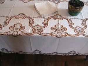 Daffodils Reticella Lace Tablecloth in Ecru colour