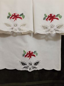 Classic embroidered Festive Bow with Battenburg Lace in the shape of Holly branches for Guests throughout the entire holiday season Special set of 3